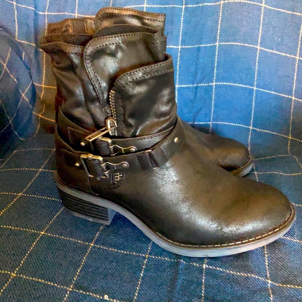7 wide black torrid booties with gunmetal buckles